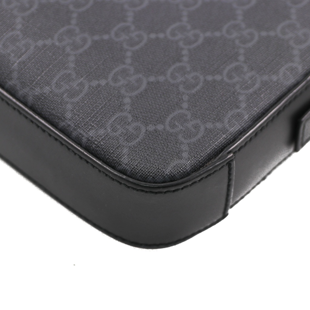 Gucci GG Supreme Clutch Bag