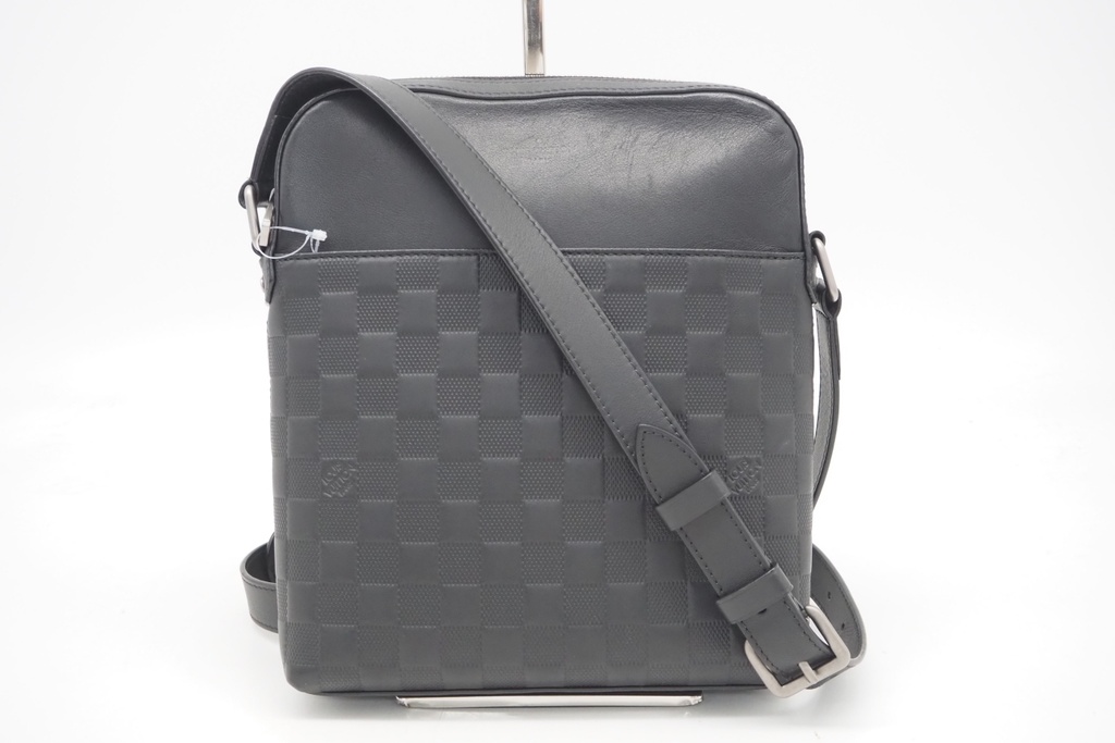 Louis Vuitton District Pochette Shoulder Bag