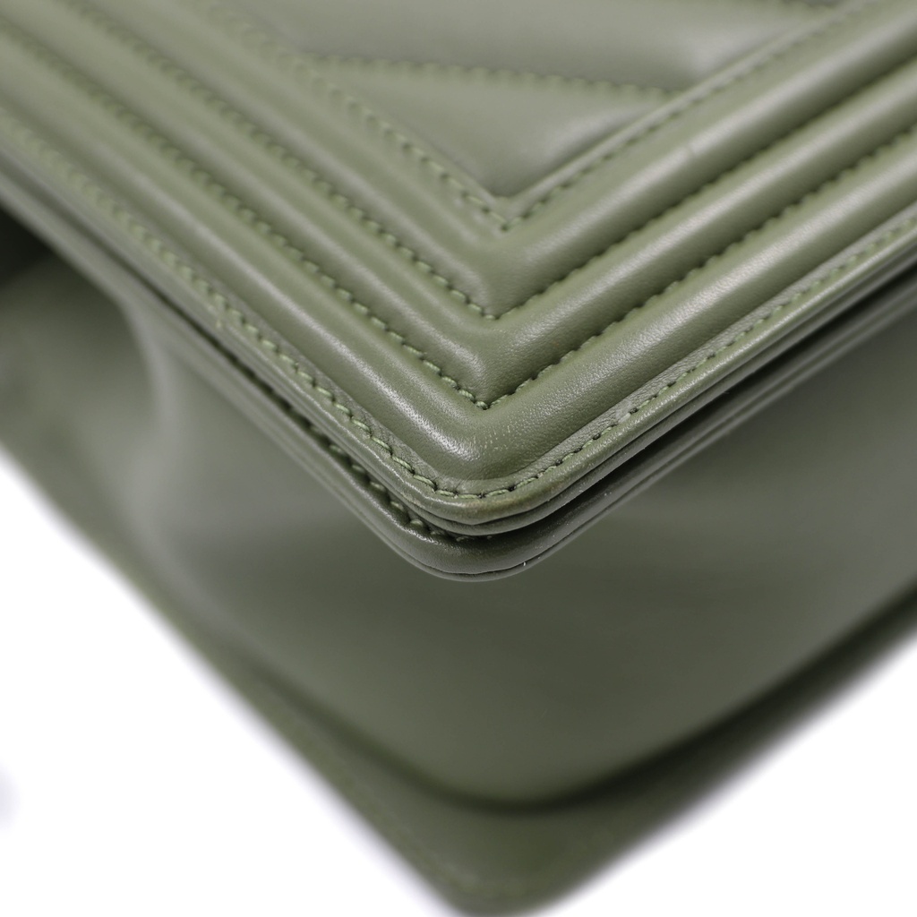 Chanel Calfskin Chevron Medium Boy Flap Green