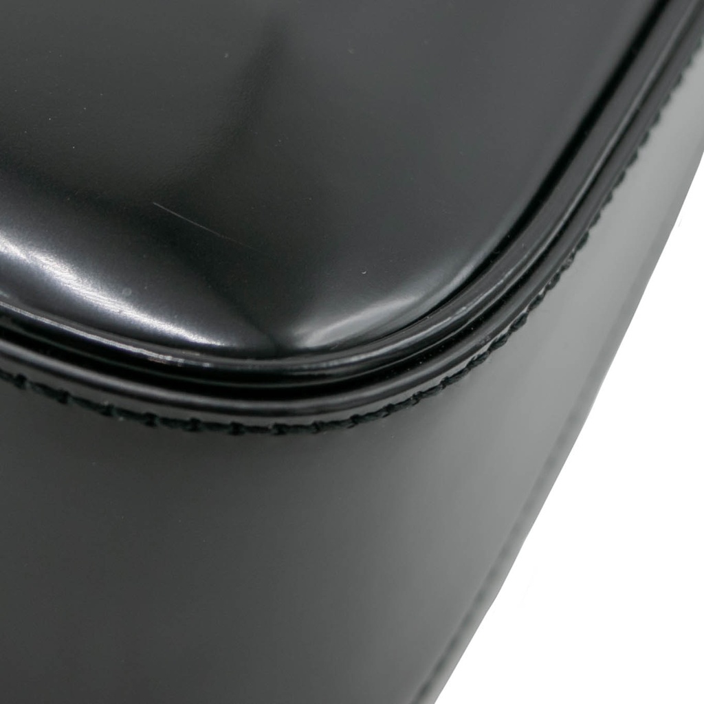 Saint Laurent Patent Leather Le 5 à 7 Black Handbag