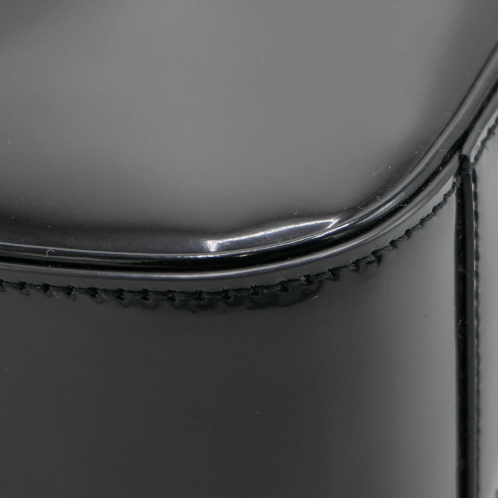 Saint Laurent Patent Leather Le 5 à 7 Black Handbag