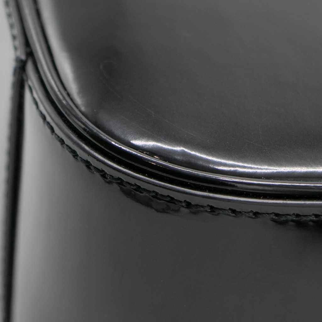 Saint Laurent Patent Leather Le 5 à 7 Black Handbag