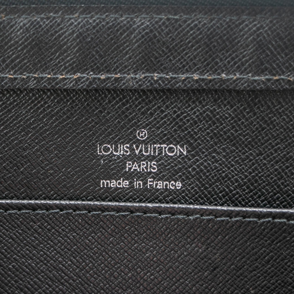 Louis Vuitton Taiga Baikal Pouch Black